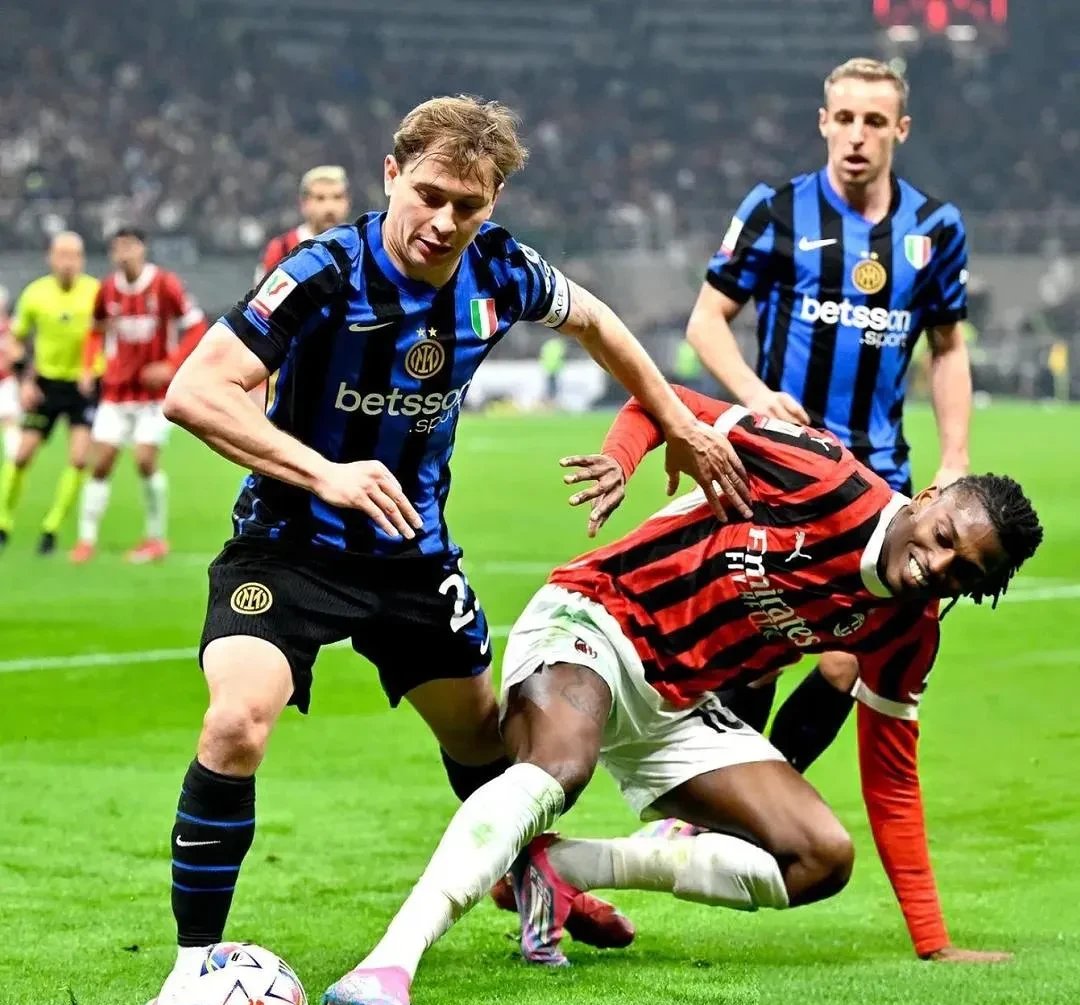 天行体育入口 -赛后AC米兰复出首秀：亚冠节点到来，引发热议，更衣室氛围转暖 